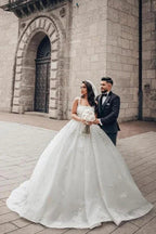 Charming Ball Gown Lace Square Sleeveless Wedding Dresses With Appliques