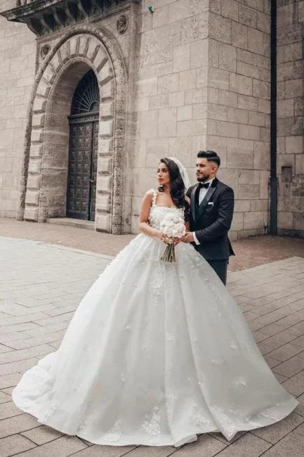Charming Ball Gown Lace Square Sleeveless Wedding Dresses With Appliques
