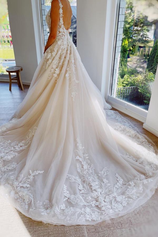 Elegant Floor length  lace princess wedding dress