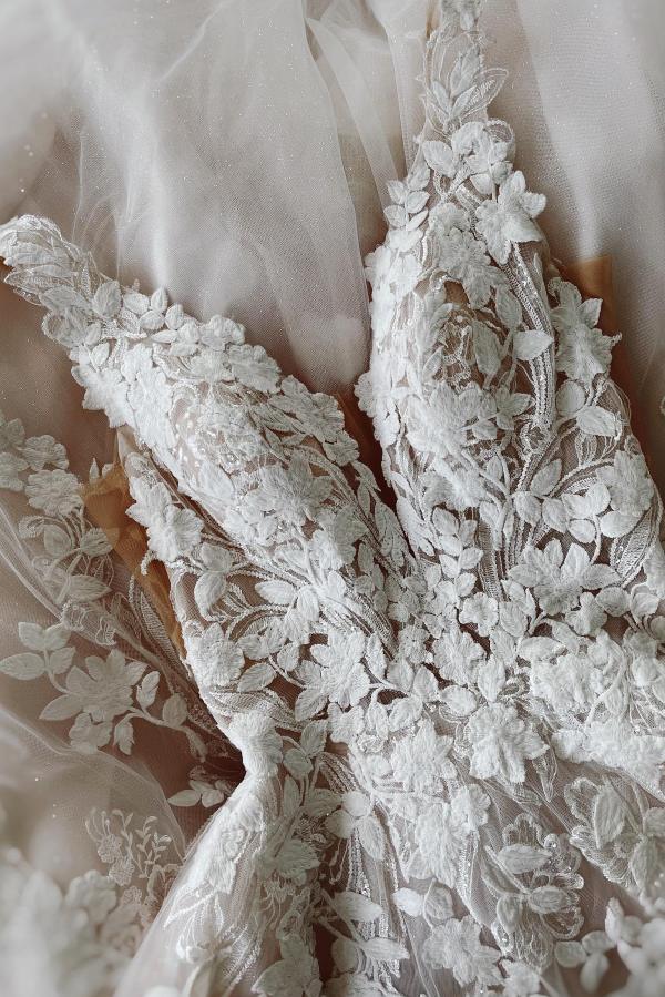 Elegant Floor length  lace princess wedding dress