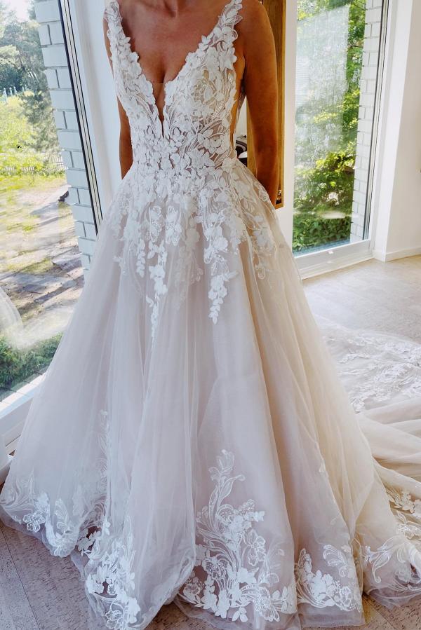 Elegant Floor length  lace princess wedding dress