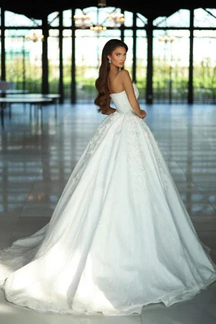 Fabulous A-Line Lace V-Neck Sleeveless Wedding Dresses With Appliques