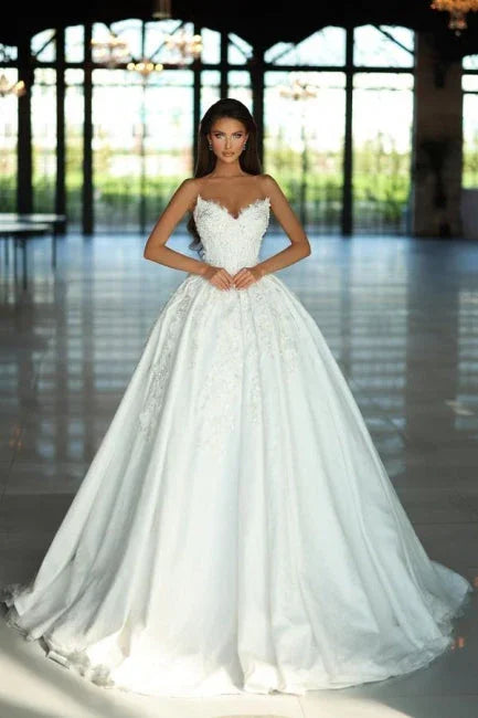 Fabulous A-Line Lace V-Neck Sleeveless Wedding Dresses With Appliques