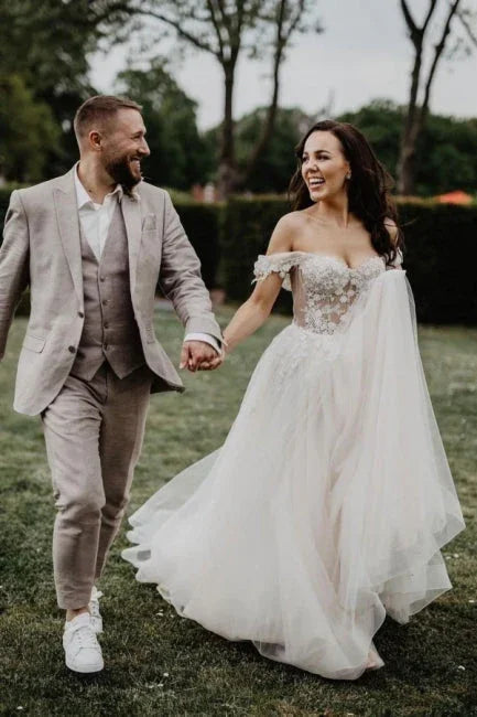 Fabulous Off-the-shoulder Sleeveless A-Line Tulle Wedding Dresses with Appliques