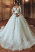 Luxurious Long Scoop Neck A-line Tulle Lace Wedding Dress with Long Sleeves