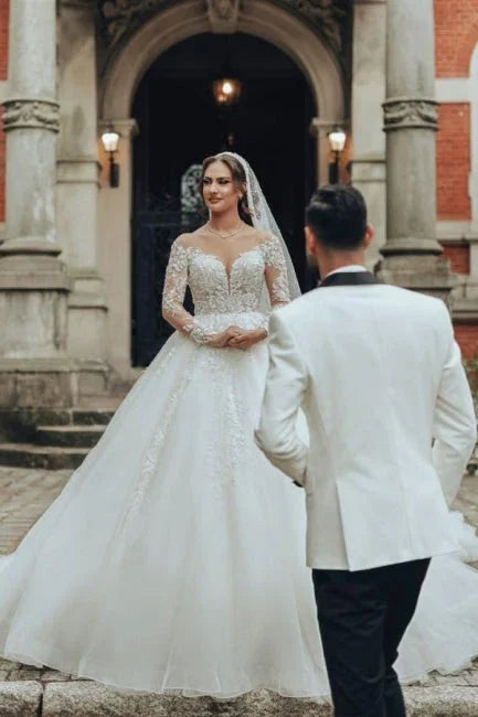 Luxurious Long Scoop Neck A-line Tulle Lace Wedding Dress with Long Sleeves