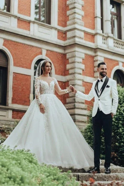 Luxurious Long Scoop Neck A-line Tulle Lace Wedding Dress with Long Sleeves