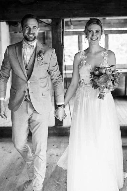 Simple Long A-line V-neck Sleeveless Tulle Lace Wedding Dress with Slit